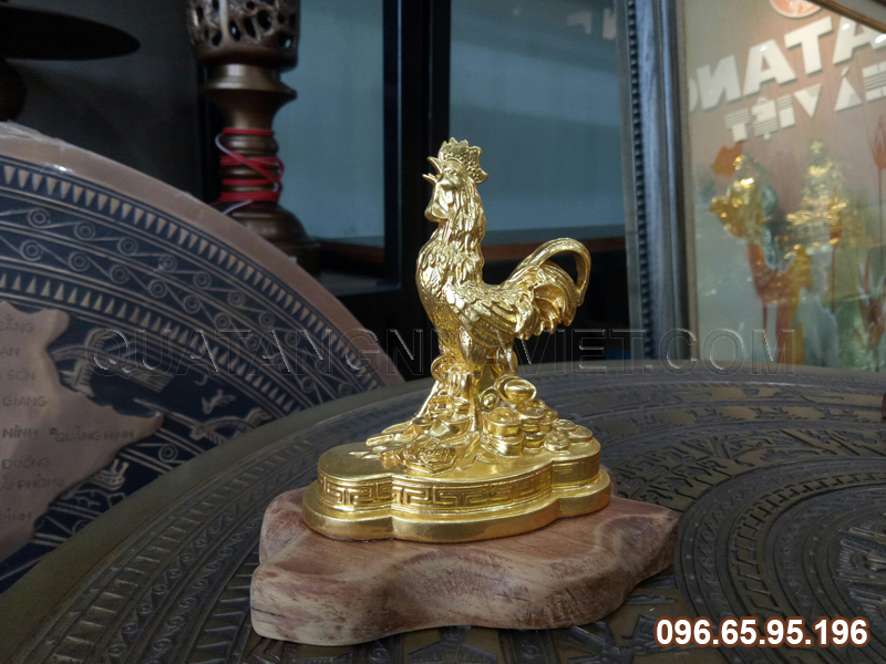 Hình ảnh đầy truyền cảm của tượng gà bằng đồng thếp vàng phong thủy 2