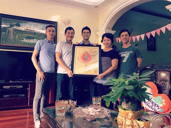 Quà tặng tranh góp phần không nhỏ trong ngày tri ân ngày nhà giáo Việt Nam